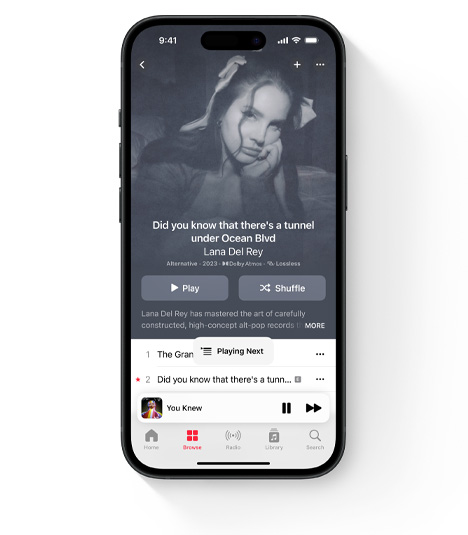 iPhone 螢幕顯示 Apple Music 正在播放 Lana Del Rey 歌曲的用戶介面