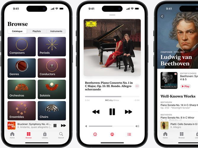 iPhone vlevo zobrazuje aplikaci Apple Music Classical. Na panelu procházení je vybrán oddíl katalogu s dlaždicemi kategorií skladatelů, období, žánrů, dirigentů, orchestrů, sólistů, souborů a pěveckých sborů; iPhone uprostřed zobrazuje přehrávání Beethovenova Klavírního koncertu č. 1 C dur, Op. 15: III. Rondo. Allegro scherzando v Dolby Atmos; iPhone vpravo zobrazuje stránku skladatele Ludwiga van Beethovena.