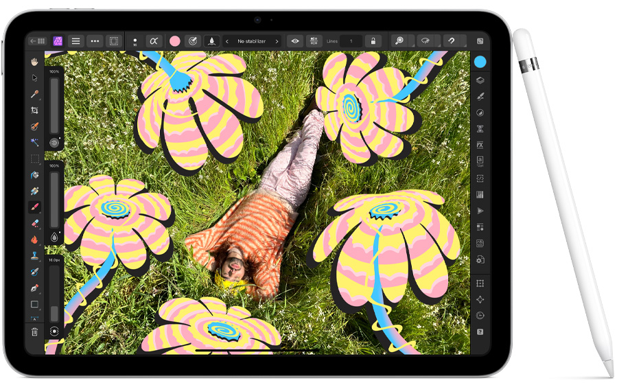 iPad 10e generatie in horizontale stand, een foto wordt bewerkt in de app Affinity Photo 2 voor iPad. Apple Pencil 1e generatie leunt tegen de zijkant van de iPad.