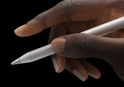 Utilizador a segurar o Apple Pencil Pro entre o polegar e o indicador.