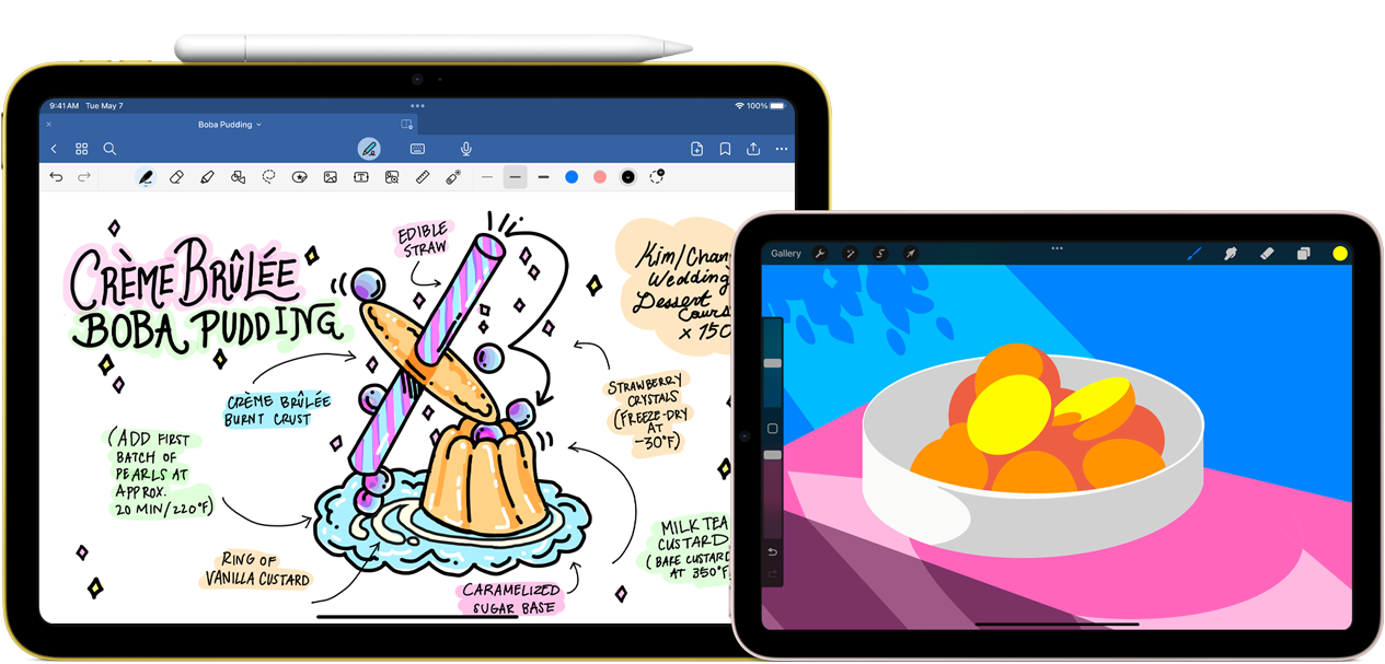 Links een iPad 10e generatie in de horizontale stand met een afbeelding met notities en een tekening op het scherm, en een Apple Pencil USB-C vastgeklikt aan de bovenkant. Rechts een iPad mini in de horizontale stand met een kleurrijke illustratie die met ProCreate is gemaakt.