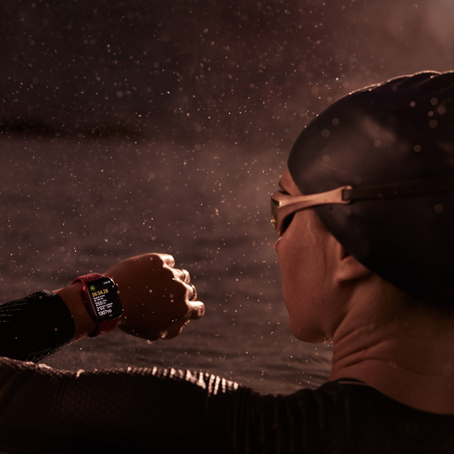 Une image d’une personne dans une piscine, en train de regarder son Apple Watch.