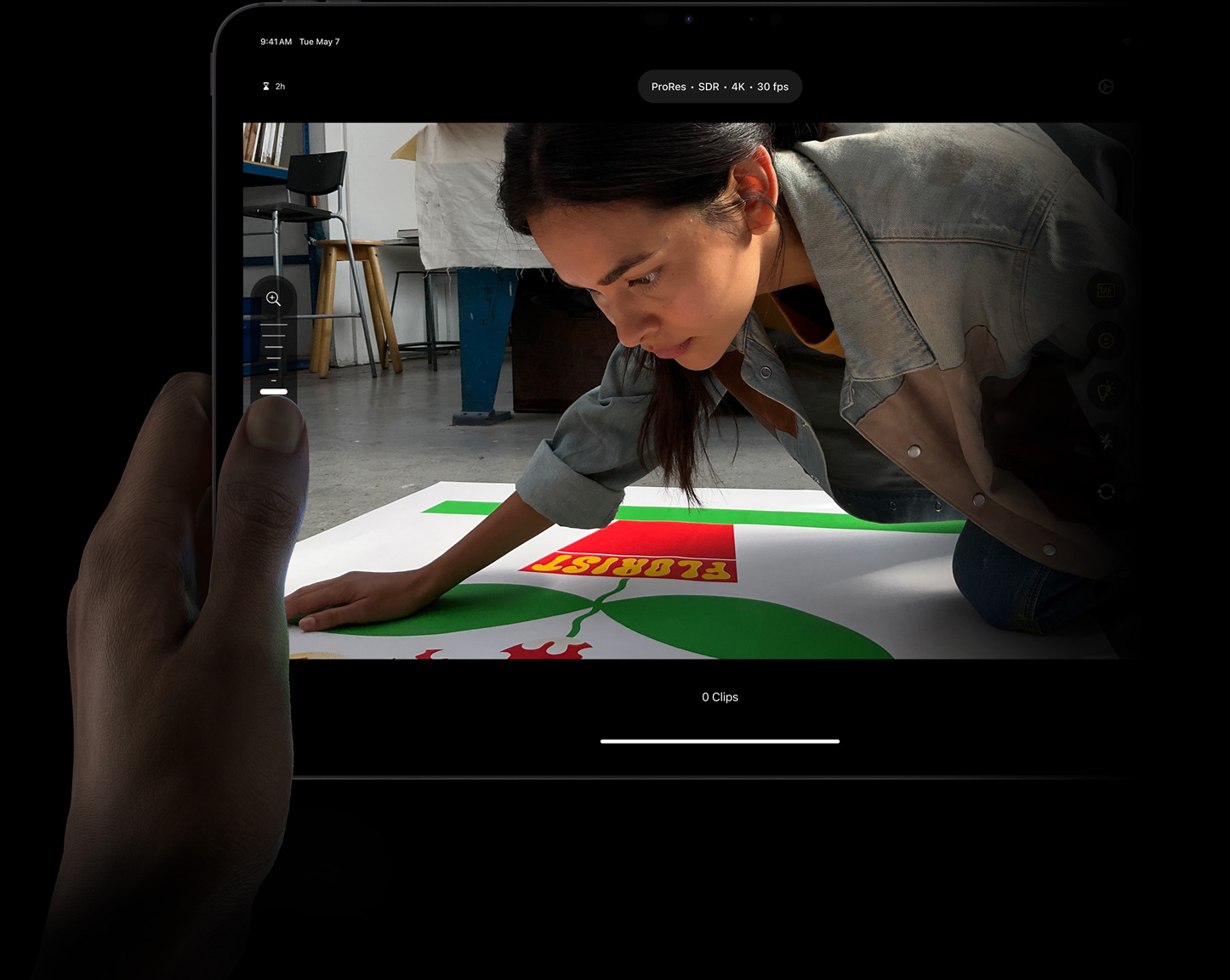 iPad Pro에서 iPad용 Final Cut Pro의 수동 Pro 카메라 모드 제어기를 사용해 엄지 손가락으로 ProRes 푸티지의 초점을 조절하는 모습.