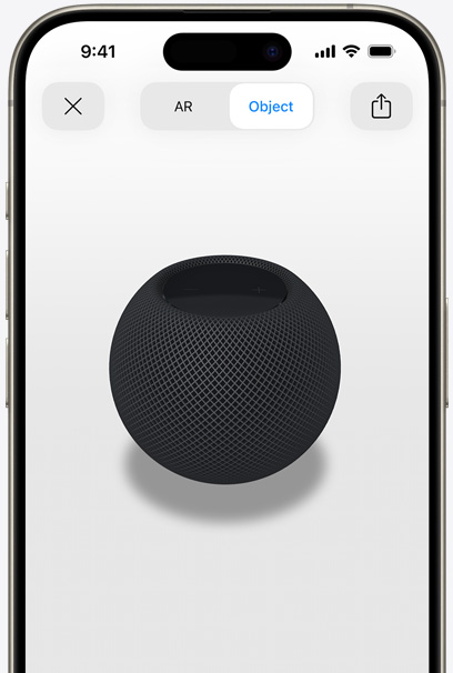 HomePod i stellargrå vist i utvidet virkelighet på en iPhone-skjerm.