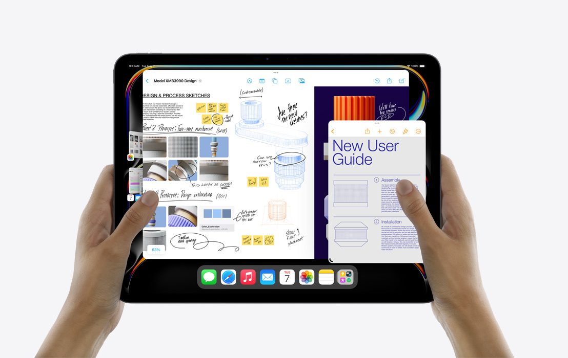 Ruky držia iPad Pro, Stage Manager pomáha s multitaskingom medzi apkami Kalendár, Freeform, Mail, Pages a Fotky.