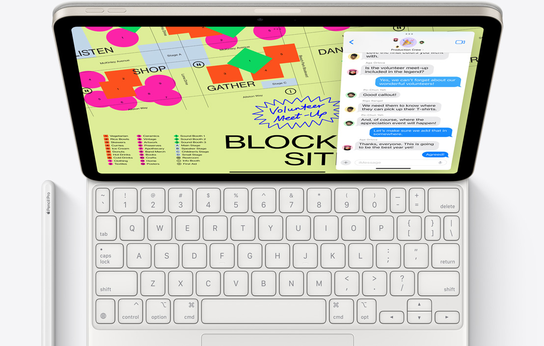 Pohľad zhora na iPad Pro s pripojenou klávesnicou Magic Keyboard, vedľa ktorého je položená ceruzka Apple Pencil Pro.