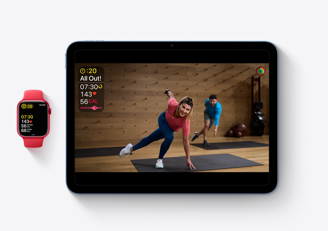 Apple Watch Series 9 dan iPad tampak bersisian, menyoroti bagaimana olahraga Apple Fitness  di iPad dilacak di Apple Watch.