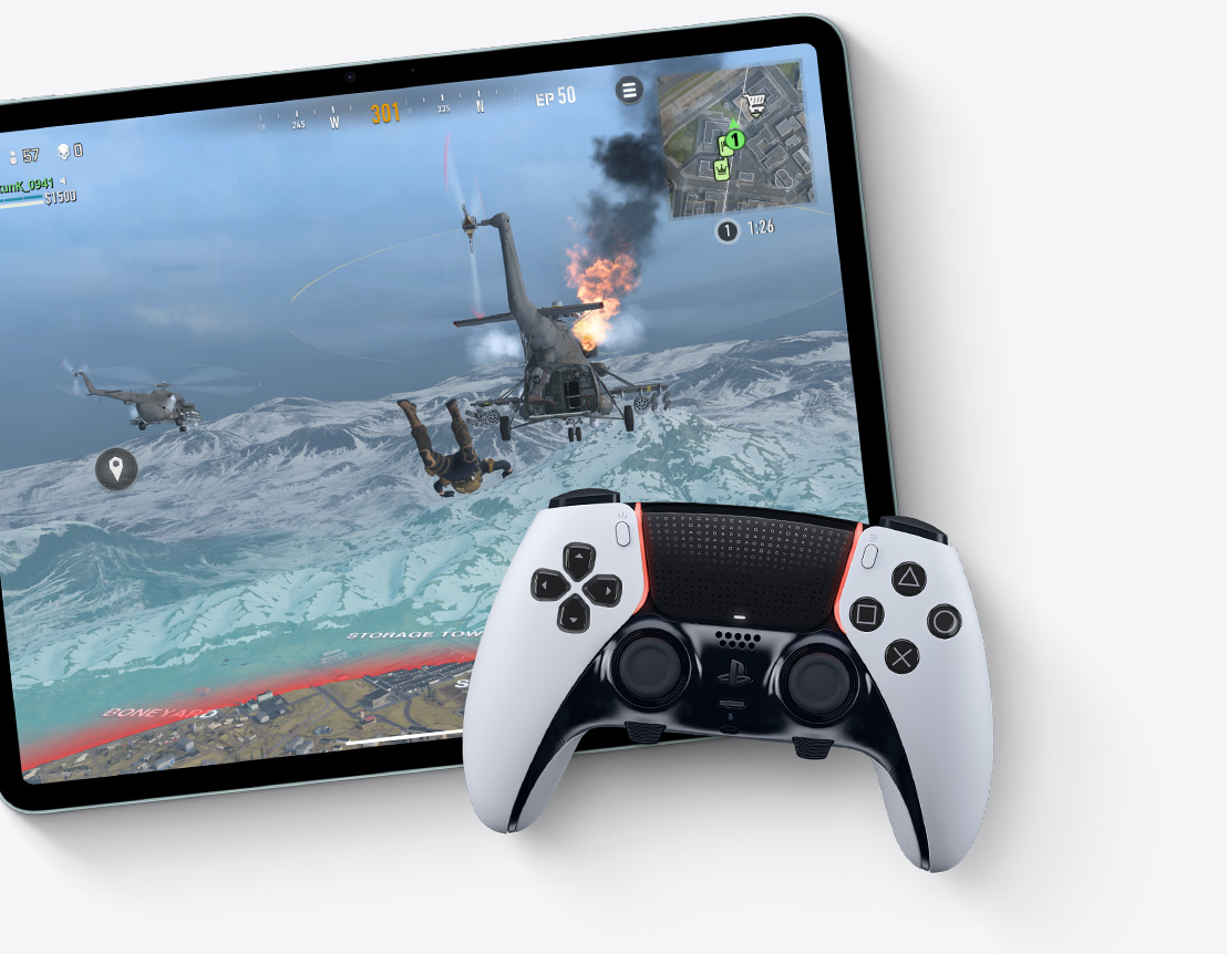 iPad Air affichant le jeu Call of Duty: Warzone sur lequel est posée une manette.