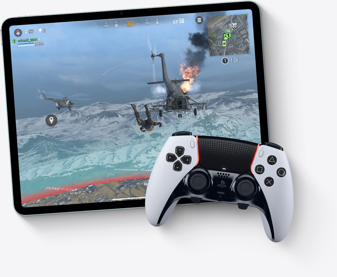 iPad Air, orientasi lanskap, pengguna sedang melakukan panggilan FaceTime sambil bermain video game, pengontrol Playstation