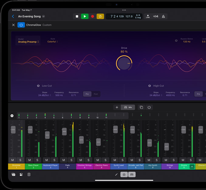 iPad Pro in horizontale stand, op het scherm zijn mixregelaars te zien in een muziekproject