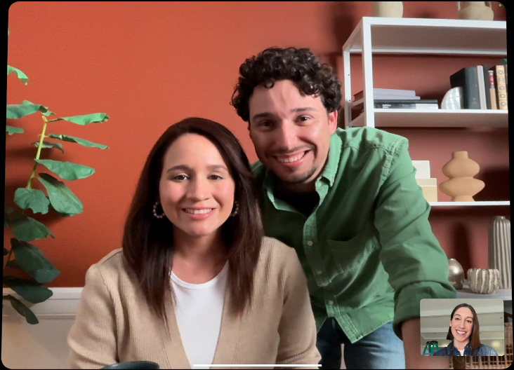 Un iPad Pro en posición horizontal conectado a un Magic Keyboard, alguien participa en una llamada de FaceTime