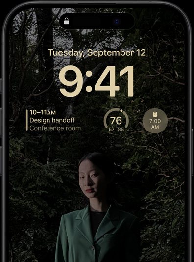 Uvijek uključen zaslon na iPhoneu 15 Pro prikazuje zaključani zaslon s widget s kalendarom, widget s vremenskom prognozom i widget s budilicom