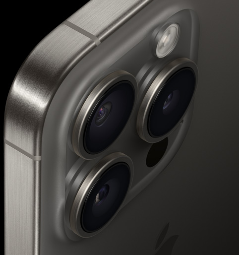 Vedere de sus a spatelui unui iPhone 15 Pro ilustrând benzile din titan