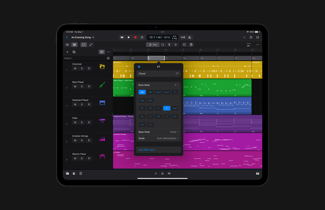 iPad Pro上でiPadのためのLogic Proを使って、コードトラックでコード進行を編集している。