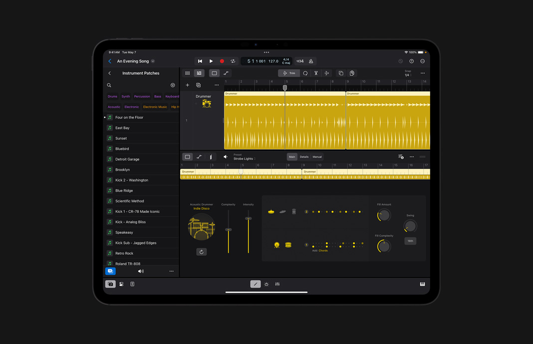 iPad Pro上でiPadのためのLogic Proを使って、ドラムのグルーブを作っている。