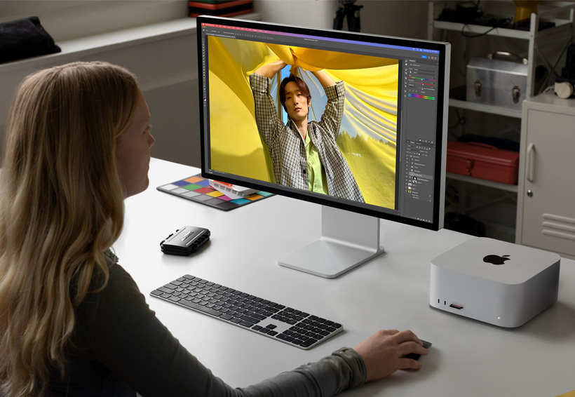 Фотограф, който работи с Mac Studio и Studio Display