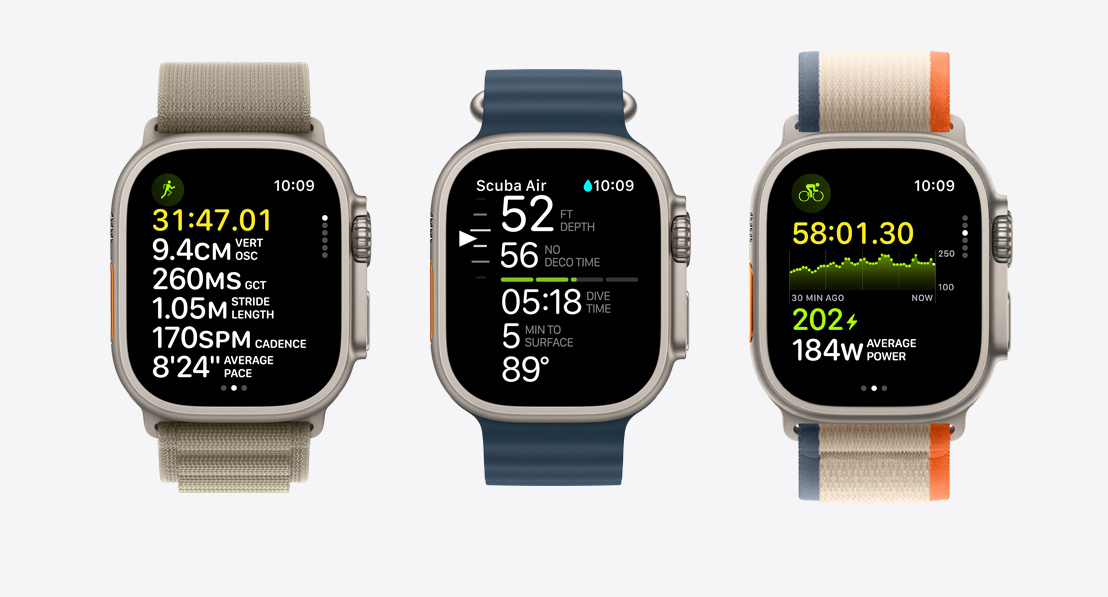 Troje Apple Watch Ultra 2. Na prvních je zobrazený běžecký trénink. Na druhých obrazovka přístrojového potápění v aplikaci Oceanic . Na třetích je cyklistický trénink.