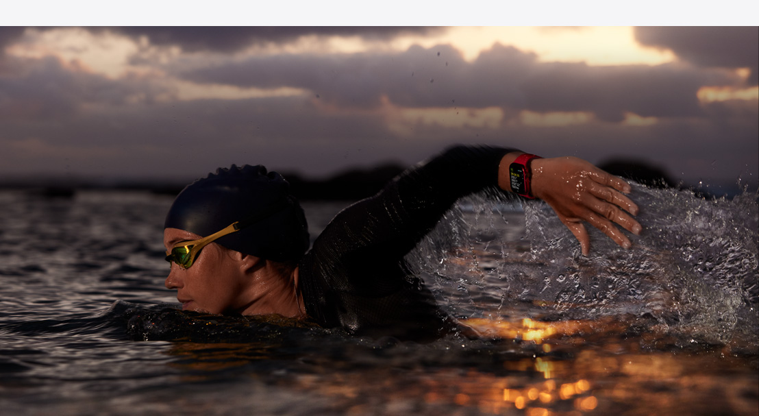 Žena nosi Apple Watch Series 9 dok pliva na otvorenom.