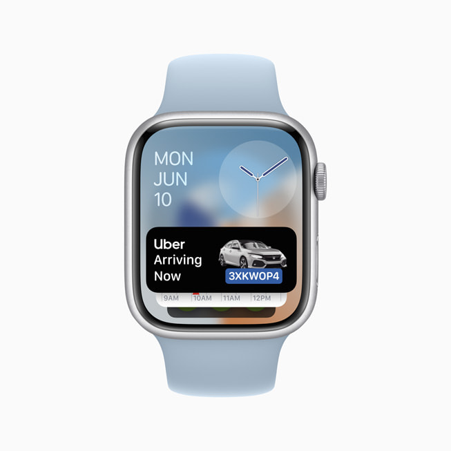 Apple Watch Series 9 的智能叠放显示 Uber 实时活动。