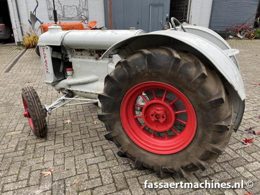 4 stuks tractoren uit een verzameling zoeken een nieuwe eigenaar, bel 06-2045 1118. Margé-prijs.