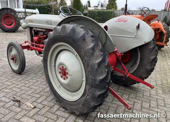 4 stuks tractoren uit een verzameling zoeken een nieuwe eigenaar, bel 06-2045 1118. Margé-prijs.