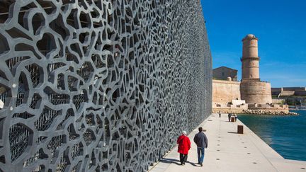 Le bâtiment J4 du Mucem, avec la tour Fanal dans le fond, en juillet 2024, à Marseille. (STEPHANE FRANCES / ONLY FRANCE / AFP)