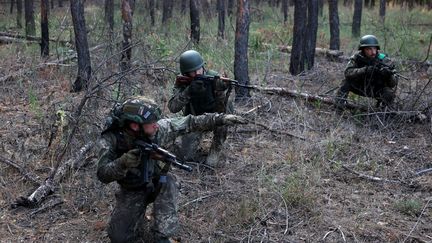 Des soldats ukrainiens près de la ligne de front, à Donetsk, en Ukraine, le 19 juillet 2024. (ANATOLII STEPANOV / AFP)