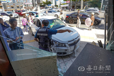 서성네거리서 30대 여성 몰던 승용차, 인도 돌진 사고 발생