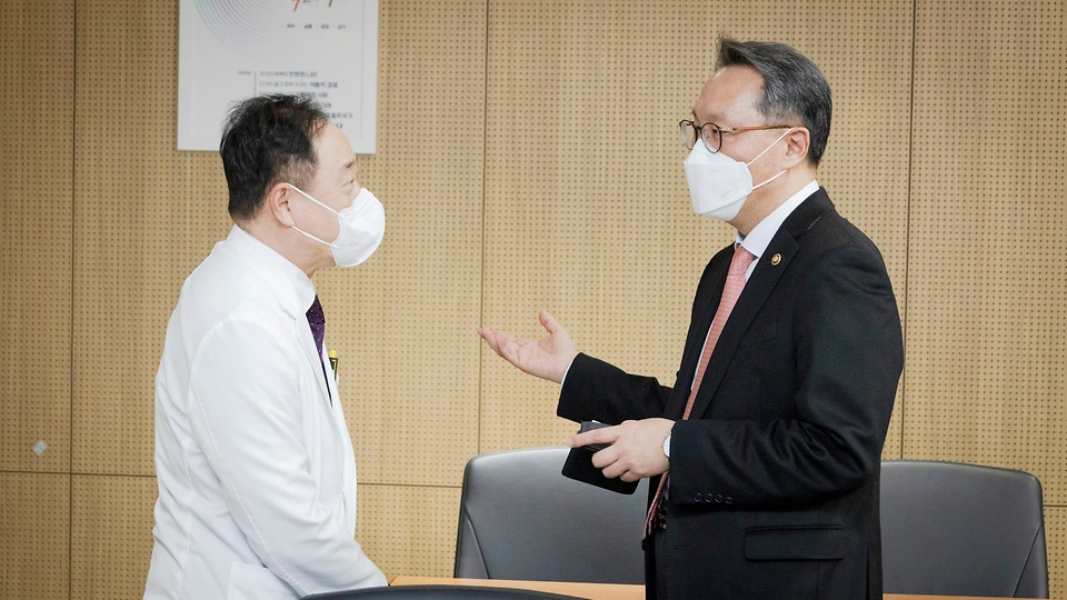 박민수 보건복지부 제2차관이 26일 세종충남대학교병원 신생아집중치료 지역센터를 방문해 분만·신생아 필수의료 현장인력 간담회에서 의료진과 대화를 하고 있다. 