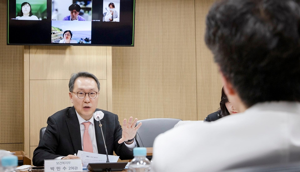 박민수 보건복지부 제2차관이 26일 세종충남대학교병원 신생아집중치료 지역센터를 방문해 분만·신생아 필수의료 현장인력 간담회를 하고 있다. 