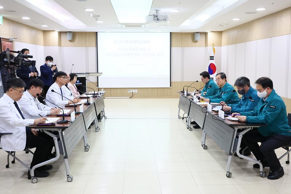 한덕수 국무총리가 27일 대전 중구 충남대학교 병원을 방문, 의사 집단행동 대비 현장점검을 위해 조강희 병원장 등 의료진과 간담회를 하고 있다.