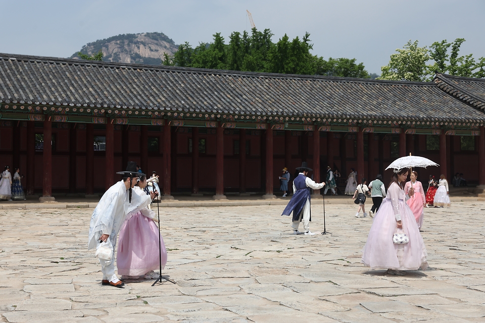 <p>17일 서울 종로구 경복궁에서 외국인 관광객들이 기념사진을 찍고 있다.&nbsp;</p>