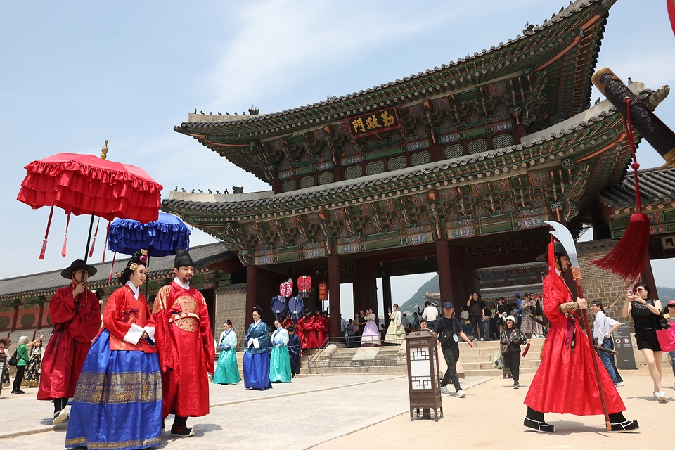 <p>17일 서울 종로구 경복궁에서&nbsp;2024 국가유산청 국가유산진흥원 출범기념 특별행사 왕가의 산책이 펼쳐지고 있다. &lsquo;왕가의 산책 &rsquo;은 국왕, 왕비, 왕세자, 세자빈이 산선시위와 군사의 호위를 받으며 궁궐을 산책하는 모습을 재현한 행사로&nbsp;17일부터 19일까지 진행된다.&nbsp;</p>