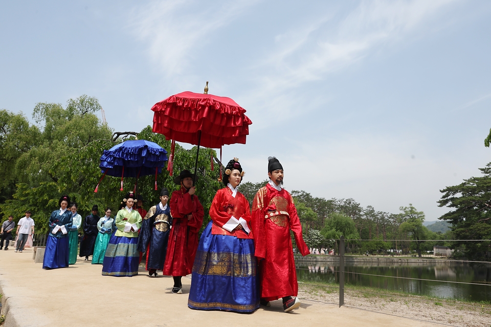 <p>17일 서울 종로구 경복궁에서&nbsp;2024 국가유산청 국가유산진흥원 출범기념 특별행사 왕가의 산책이 펼쳐지고 있다. &lsquo;왕가의 산책 &rsquo;은 국왕, 왕비, 왕세자, 세자빈이 산선시위와 군사의 호위를 받으며 궁궐을 산책하는 모습을 재현한 행사로&nbsp;17일부터 19일까지 진행된다.&nbsp;</p>