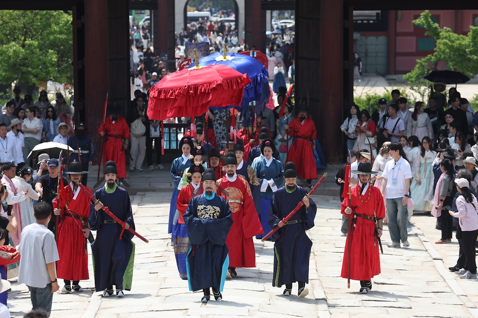 <p>17일 서울 종로구 경복궁에서&nbsp;2024 국가유산청 국가유산진흥원 출범기념 특별행사 왕가의 산책이 펼쳐지고 있다. &lsquo;왕가의 산책 &rsquo;은 국왕, 왕비, 왕세자, 세자빈이 산선시위와 군사의 호위를 받으며 궁궐을 산책하는 모습을 재현한 행사로&nbsp;17일부터 19일까지 진행된다.&nbsp;</p>