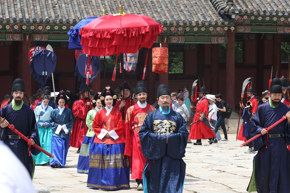 <p>17일 서울 종로구 경복궁에서&nbsp;2024 국가유산청 국가유산진흥원 출범기념 특별행사 왕가의 산책이 펼쳐지고 있다. &lsquo;왕가의 산책 &rsquo;은 국왕, 왕비, 왕세자, 세자빈이 산선시위와 군사의 호위를 받으며 궁궐을 산책하는 모습을 재현한 행사로&nbsp;17일부터 19일까지 진행된다.&nbsp;</p>