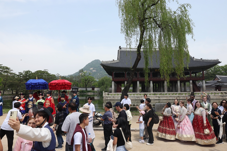 <p>17일 서울 종로구 경복궁에서&nbsp;2024 국가유산청 국가유산진흥원 출범기념 특별행사 왕가의 산책이 펼쳐지고 있다. &lsquo;왕가의 산책 &rsquo;은 국왕, 왕비, 왕세자, 세자빈이 산선시위와 군사의 호위를 받으며 궁궐을 산책하는 모습을 재현한 행사로&nbsp;17일부터 19일까지 진행된다.&nbsp;</p>