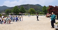 이한경 행정안전부 재난안전관리본부장이 21일 충남 논산시 벌곡초등학교에서 관계기관과 합동으로 실시한 어린이 재난 안전훈련을 참관한 뒤 훈련 격려사를 하고 있다. 