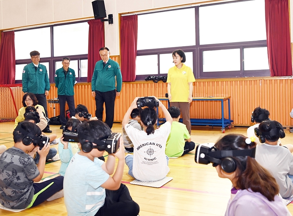 이한경 행정안전부 재난안전관리본부장이 21일 충남 논산시 벌곡초등학교에서 열린 어린이 안전체험교실 훈련에서 VR화재 대피체험을 참관하고 있다. 