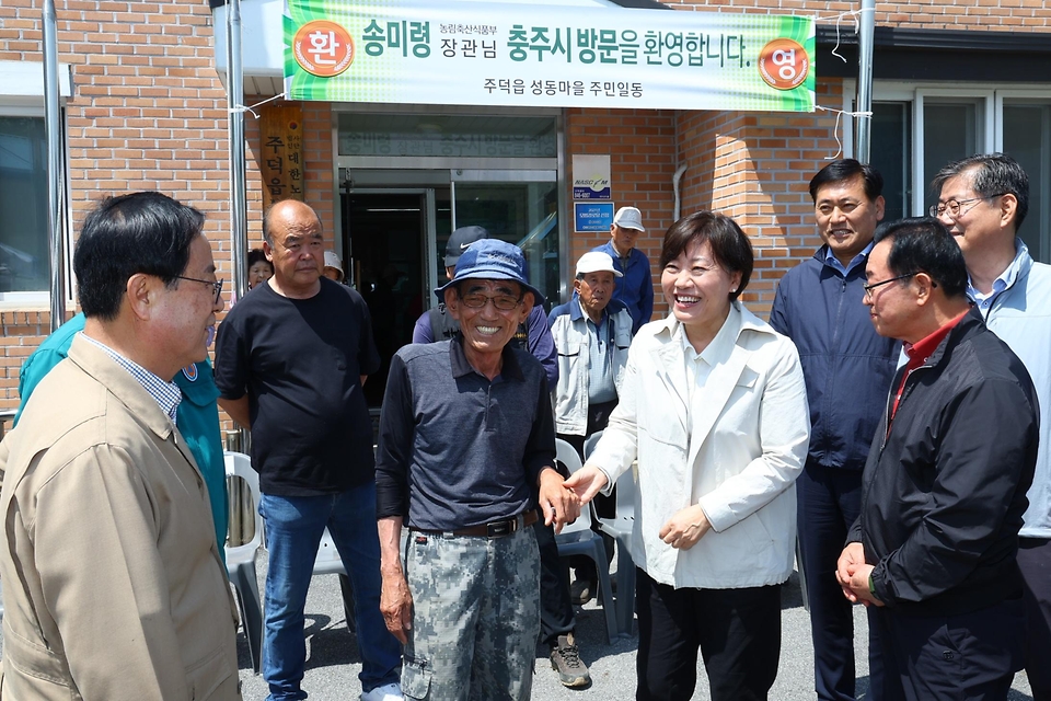 송미령 농림축산식품부 장관이 23일 충북 충주시 주덕읍 성동마을에서 농업인들을 격려하고 있다.