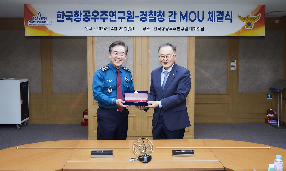 윤희근 경찰청장이 29일 한국항공우주연구원에서 열린 ‘경찰청-한국항공우주연구원 간 MOU 체결식’에서 이상률 한국항공우주연구원장과 기념 촬영을 하고 있다.