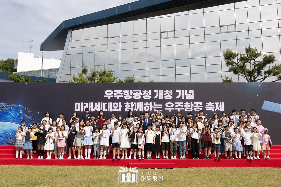 윤석열 대통령이 30일 경남 사천시 항공우주박물관에서 열린 ‘미래세대와 함께하는 우주항공 축제’에서 어린이들과 기념 촬영을 하고 있다. 