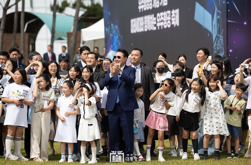 윤석열 대통령이 30일 경남 사천시 항공우주박물관에서 열린 ‘미래세대와 함께하는 우주항공 축제’에서 물로켓 발사 시연을 지켜보며 박수치고 있다.