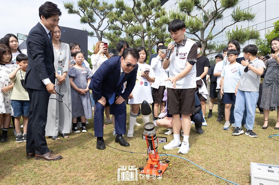 윤석열 대통령이 30일 경남 사천시 항공우주박물관에서 열린 ‘미래세대와 함께하는 우주항공 축제’에서 물로켓 부분에서 상을 받은 학생에게서 설명을 듣고 있다.