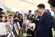 윤석열 대통령이 30일 경남 사천시 항공우주박물관에서 열린 ‘미래세대와 함께하는 우주항공 축제’에서 미술작품 수상작들을 관람하고 있다.