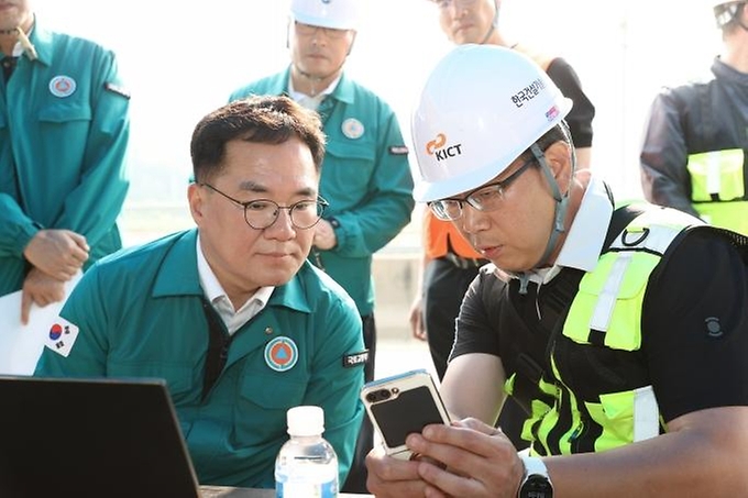 백원국 국토교통부 2차관이 10일 공주시 계룡면 봉명1리 소재 국도 23호선 비탈면 현장을 찾아 안전 점검을 하고 있다. 