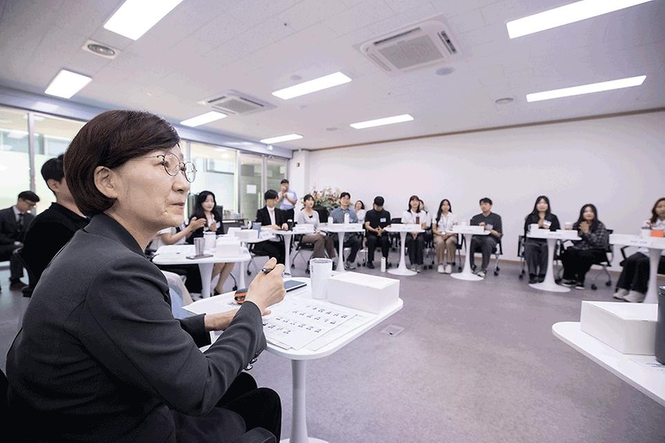 한화진 환경부 장관이 10일 정부세종청사 인근 회의실에서 열린 ‘청년인턴과의 소통·공감을 위한 간담회’를 주재하고 있다.