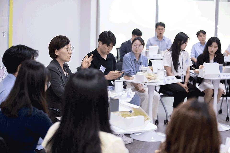 한화진 환경부 장관이 10일 정부세종청사 인근 회의실에서 열린 ‘청년인턴과의 소통·공감을 위한 간담회’를 주재하고 있다.