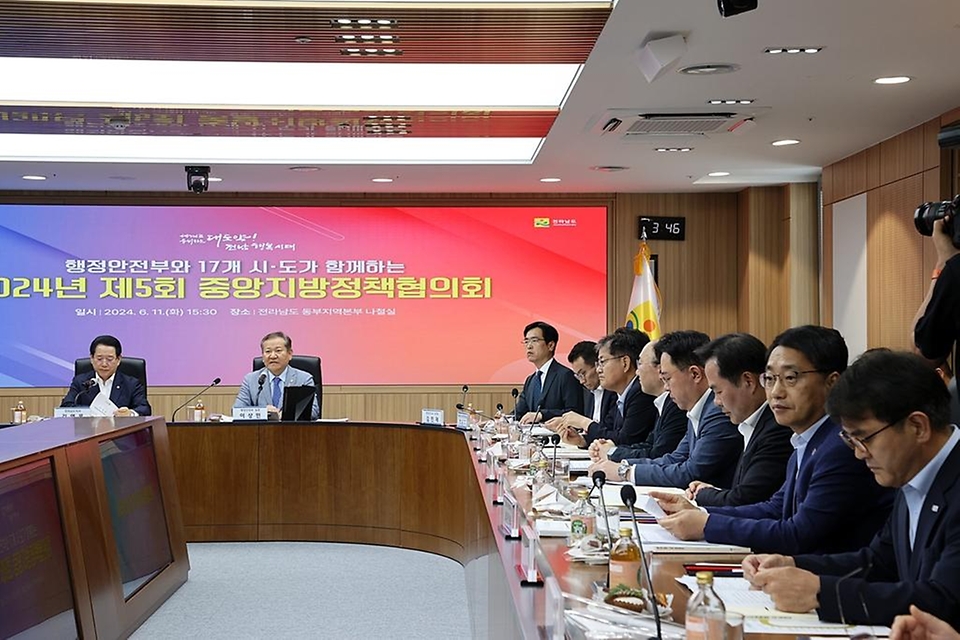 이상민 행정안전부 장관이 11일 전라남도 동부지역본부 청사에서 열린 ‘제5회 중앙-지방정책협의회’에서 모두 발언을 하고 있다. 