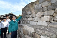 최응천 국가유산청장이 12일 지진 피해를 입은 전북 부안 내소사를 방문해 담장석 탈락 상태를 점검하고 있다.